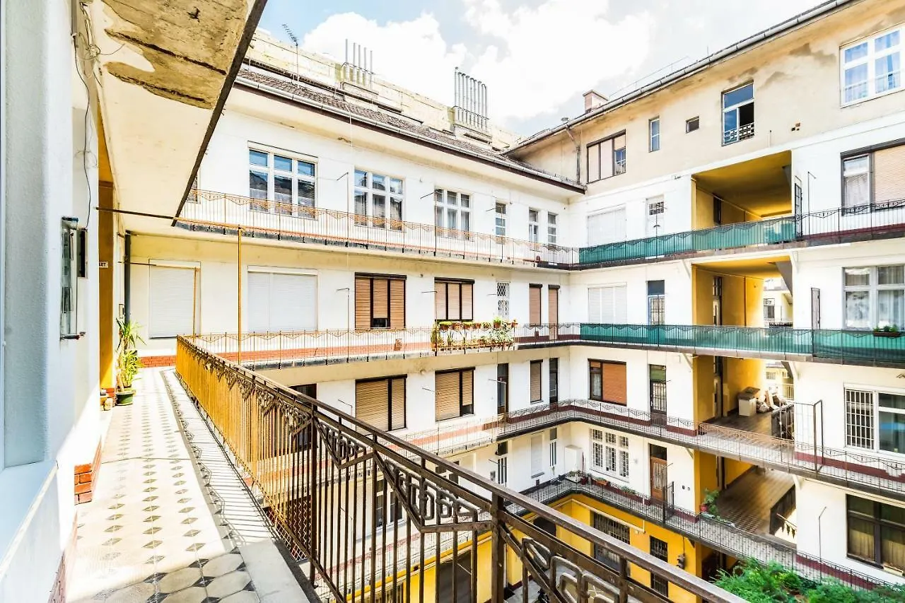 Regi Highrise Oasis Apartment Budapest Ungarn